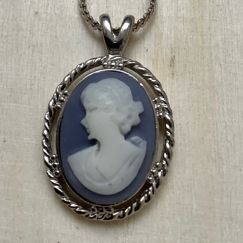 Vintage blue & white cameo pendant necklace